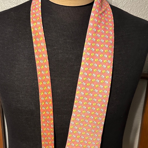 AUTHENTIC VALENTINO 6991 100% SILK NECKTIE TIE SALMON ELEPHANTS - Picture 1 of 8